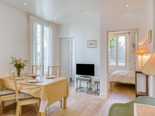 un salon avec une table et une télévision dans l'établissement Apartment Les Roches by Interhome, à Trouville-sur-Mer