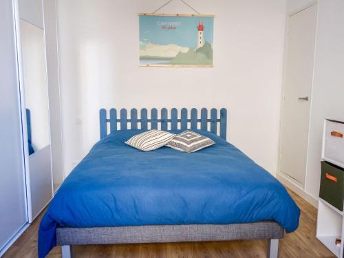 - une chambre avec un lit bleu dans une pièce avec un phare dans l'établissement Apartment Sainte Marie by Interhome, à Arcachon