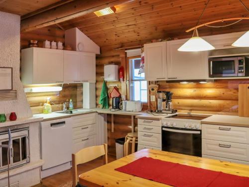Kuchyň nebo kuchyňský kout v ubytování Holiday Home Tunturimaja 2 mökki by Interhome