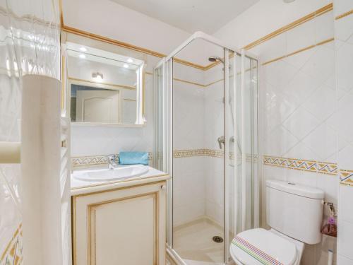 une salle de bain avec une douche, des toilettes et un lavabo dans l'établissement Apartment Le Clos des Vignes by Interhome, à La Môle