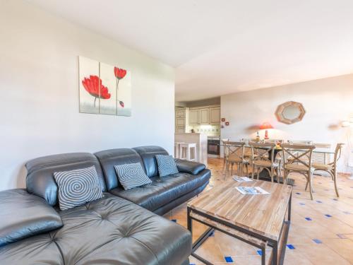 La MôleにあるApartment Le Clos des Vignes by Interhomeのソファとテーブルのあるリビングルーム