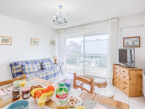 un salon avec une table avec de la nourriture dessus dans l'établissement Apartment Le Hoche by Interhome, à Quiberon