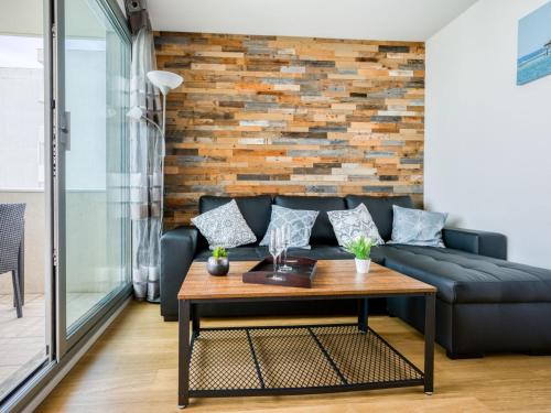un salon avec un canapé et une table dans l'établissement Apartment Port Arcachon-4 by Interhome, à Arcachon