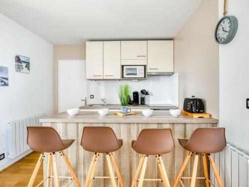 une cuisine avec un comptoir avec quatre tabourets dans l'établissement Apartment Port Arcachon-4 by Interhome, à Arcachon