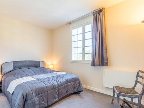une chambre avec un lit, une fenêtre et une chaise dans l'établissement Apartment Le Parc de La Jacotte-6 by Interhome, à Trouville-sur-Mer