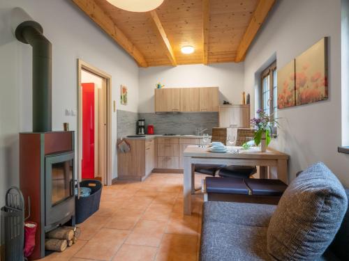 Kuchyň nebo kuchyňský kout v ubytování Holiday Home Bečov nad Teplou 2 by Interhome