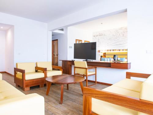 a living room with furniture and a flat screen tv at Hotel Odjo d'água in Santa Maria