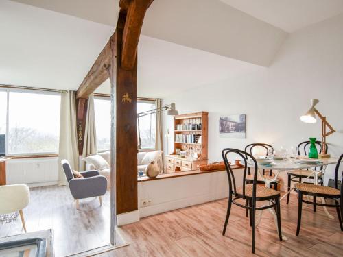 - une salle à manger et un salon avec une table et des chaises dans l'établissement Apartment La Pinchonnière-5 by Interhome, à Tourgéville