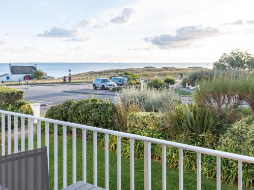 uma varanda com vista para um parque de estacionamento e para o oceano em Studio Les Trois Iles-8 by Interhome em Quiberon