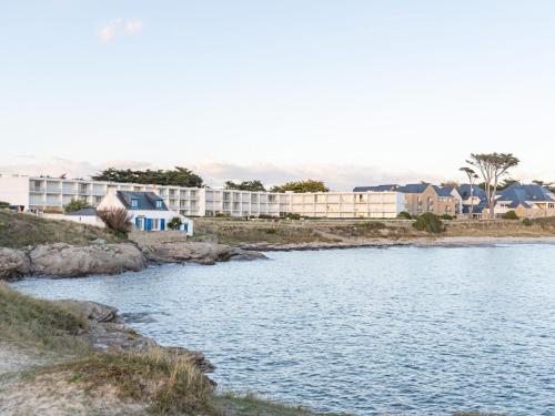 une masse d'eau avec des maisons en arrière-plan dans l'établissement Studio Les Trois Iles-8 by Interhome, à Quiberon