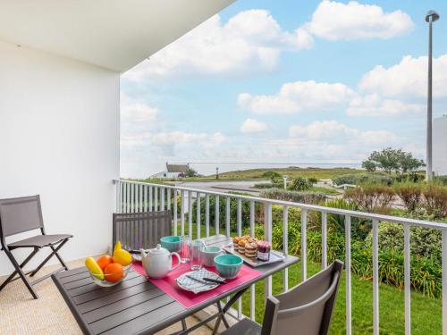 - une table avec des fruits sur le balcon dans l'établissement Studio Les Trois Iles-8 by Interhome, à Quiberon