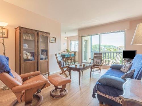 un salon avec un canapé et des chaises dans l'établissement Apartment Les Terrasses de Tourgeville-4 by Interhome, à Tourgéville