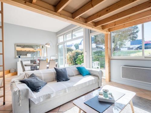 un salon avec un canapé et une table dans l'établissement Apartment Beaumanoir by Interhome, à Quiberon
