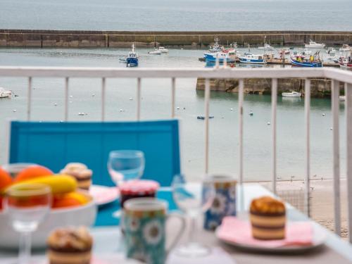 einen Tisch mit Hafenblick und einen Tisch mit Brille in der Unterkunft Apartment Résidence Kerentrech-4 by Interhome in Quiberon