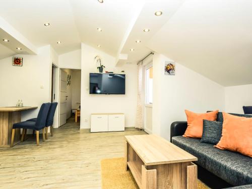 TV a/nebo společenská místnost v ubytování Apartment Matanovi Dvori-2 by Interhome