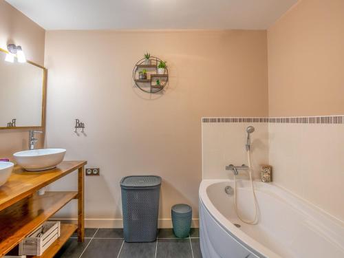 Salle de bains dans l'établissement Apartment Les grands jardins by Interhome