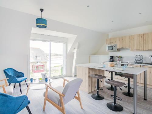 une cuisine avec une table et des chaises dans une pièce dans l'établissement Apartment Plein Soleil by Interhome, à Saint-Malo