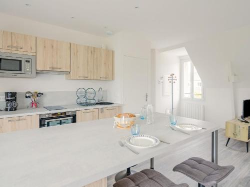 une cuisine blanche avec un grand comptoir blanc dans l'établissement Apartment Plein Soleil by Interhome, à Saint-Malo