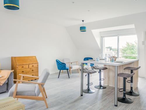 un salon avec une table et des chaises dans l'établissement Apartment Plein Soleil by Interhome, à Saint-Malo