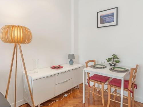 une salle à manger avec une table et une lampe dans l'établissement Studio L'Escurial by Interhome, à Nice