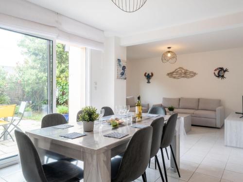 - une salle à manger avec une table et des chaises dans l'établissement Holiday Home Résidence Ker Armor by Interhome, à Quiberon