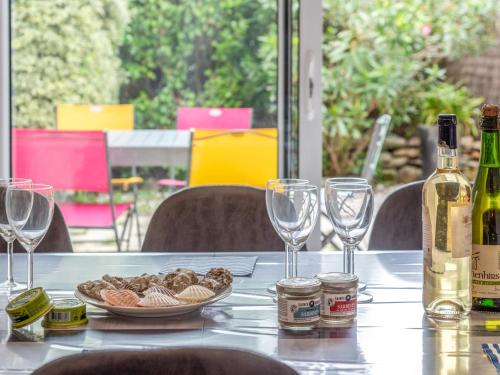 stół z butelką wina i talerzem jedzenia w obiekcie Holiday Home Résidence Ker Armor by Interhome w mieście Quiberon