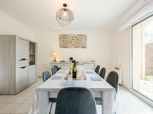 une salle à manger avec une longue table et des chaises dans l'établissement Holiday Home Résidence Ker Armor by Interhome, à Quiberon