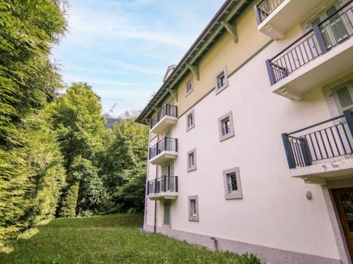 un immeuble d'appartements avec balcon et cour dans l'établissement Apartment Les Jardins de l'Astoria by Interhome, à Chamonix-Mont-Blanc