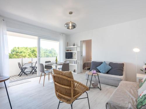 un salon avec un canapé et une table dans l'établissement Apartment Port Haliguen Plaisance-1 by Interhome, à Quiberon