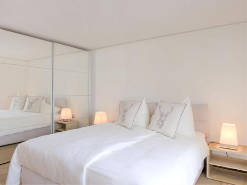 Postel nebo postele na pokoji v ubytování Apartment Chesa Piz Padella - St- Moritz by Interhome