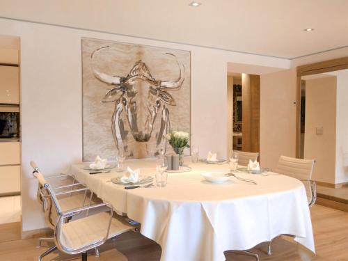 Restaurace v ubytování Apartment Chesa Piz Padella - St- Moritz by Interhome