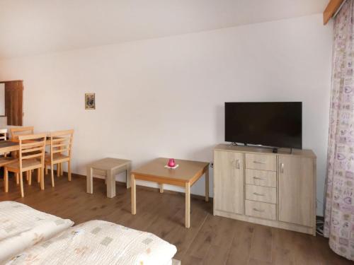 sala de estar con TV y mesa con sillas en Apartment Hochstein by Interhome, en Haidmühle