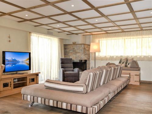 TV a/nebo společenská místnost v ubytování Apartment Chesa Piz Mezdi - St- Moritz by Interhome