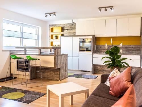 salon z kanapą i kuchnią w obiekcie Apartment Ferienwohnung Sabine by Interhome w mieście Oberperfuss