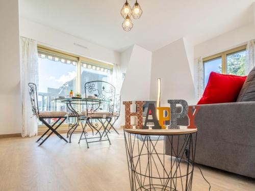 un salon avec un canapé, une table et des chaises dans l'établissement Apartment Marie Antoinette-4 by Interhome, à Deauville