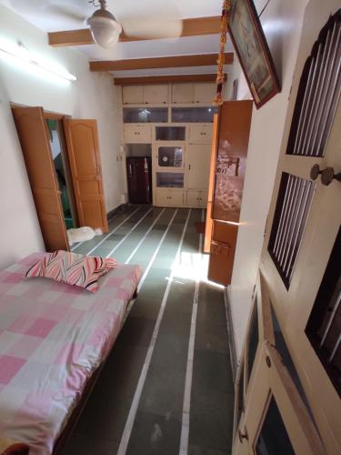Postel nebo postele na pokoji v ubytování Heritage Homestay At Old City Near Holy Ganges