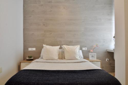 a bedroom with a large bed with white pillows at Hotel Gran Plaza in Córdoba