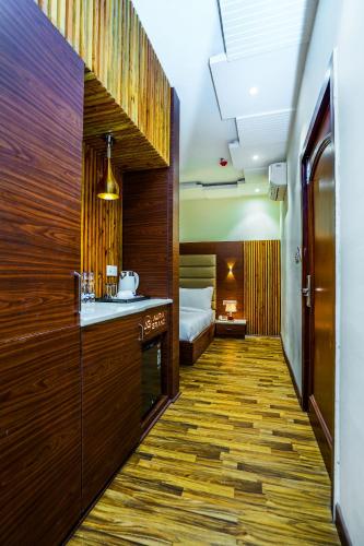 Hotel Aura Grand By Levelup Hotelsにあるキッチンまたは簡易キッチン