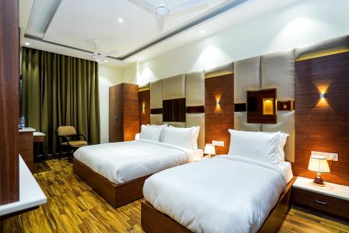 Hotel Aura Grand By Levelup Hotels tesisinde bir odada yatak veya yataklar