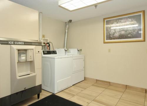 a kitchen with a washer and dryer in a room at Red Roof PLUS Chicago - Hoffman Estates in Hoffman Estates