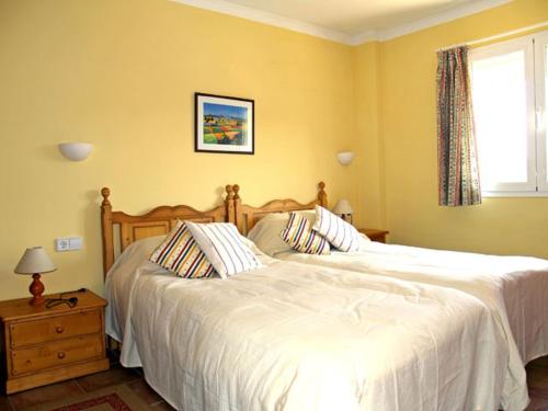 1 dormitorio con 1 cama con sábanas blancas y ventana en EL MIRADOR, en Alaior