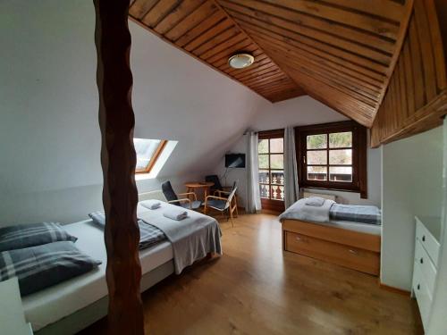 sypialnia z 2 łóżkami i biurkiem w obiekcie Willa Krokus w Międzygórzu