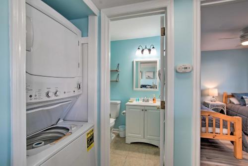 Una cocina o zona de cocina en Ocean-View Condo with Deck, Steps to Carolina Beach!