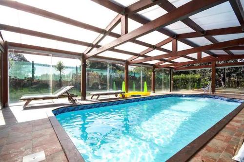 uma grande piscina sob um pavilhão em Casa Compostela em Bama