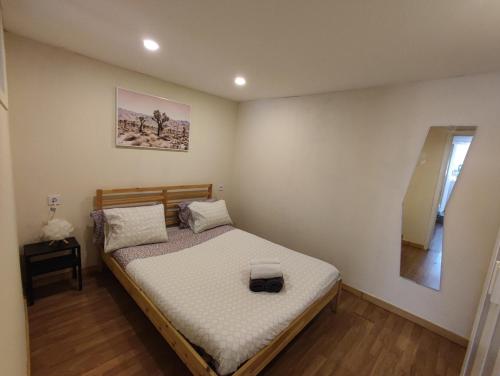 sypialnia z łóżkiem w pokoju w obiekcie Bonjoia Apartments w Porto