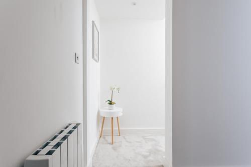 Fotografie z fotogalerie ubytování Contemporary Two Bedroom Duplex - Secluded Residence with Parking in a Prime Central Location v destinaci Bournemouth