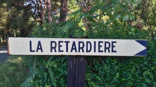 a sign that says la reichenership on a pole at Le moulin de La Retardière in Orvault