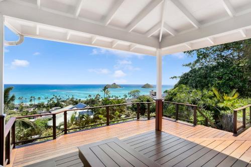 vistas al océano desde la terraza de una casa en A place of peace where heaven meets the ocean, en Kailua