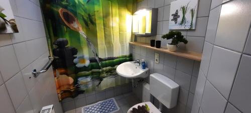 een badkamer met een wastafel en een toilet bij Ferienwohnung Wildgatter in Grafenwiesen
