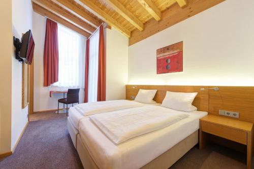 מיטה או מיטות בחדר ב-Hotel Alpenland